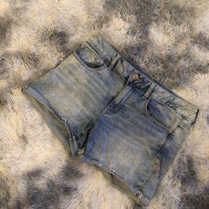 LIGHT WASH DENIM SHORTS